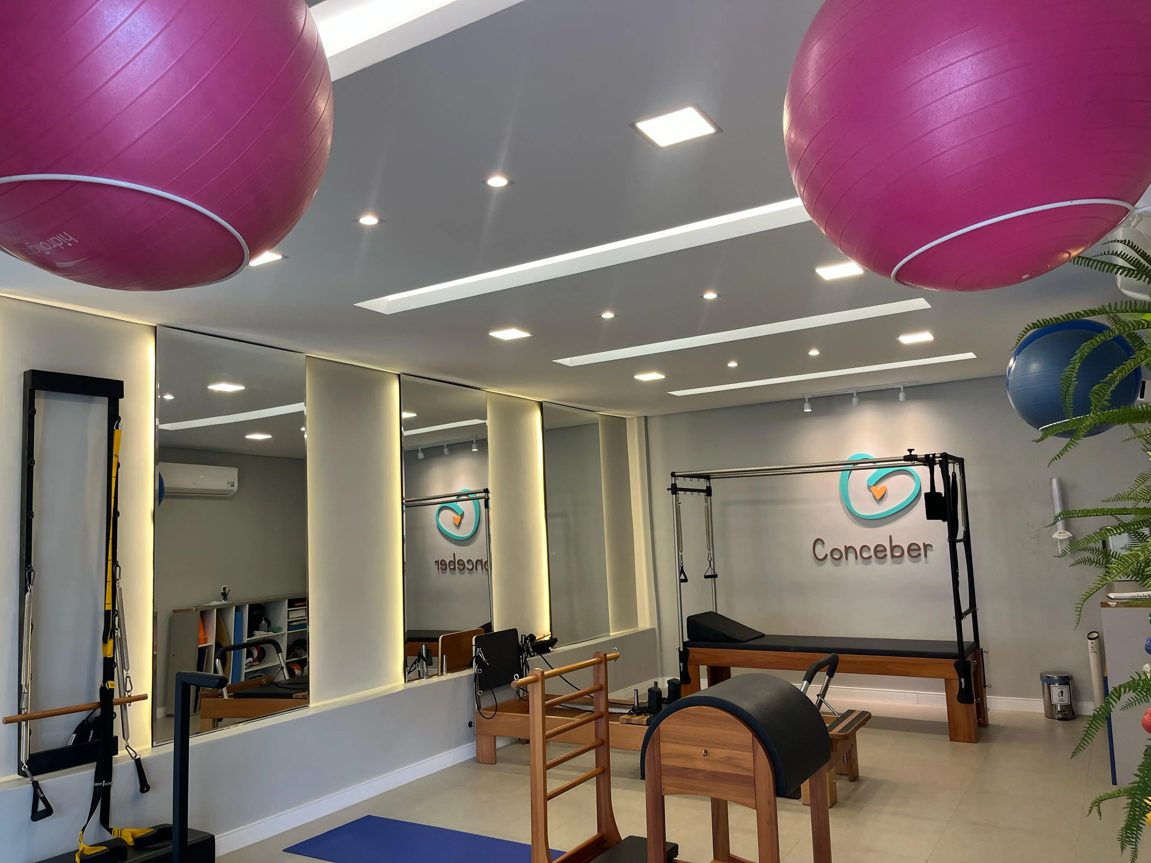 Studio de Pilates da Clínica Conceber, com aparelhos e ambiente acolhedor para gestantes